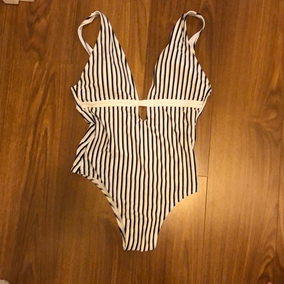 Cupshe one piece bathing suit size M - Picture 1 of 2